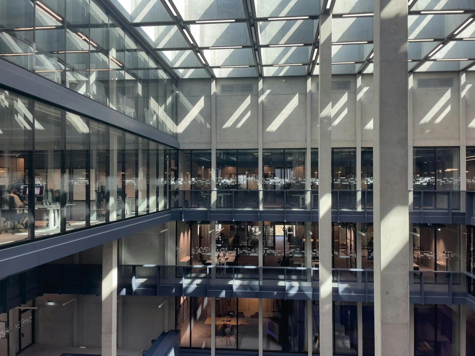 Dagslys og elektrisk belysning i et moderne kontorbygg – illustrasjonsfoto