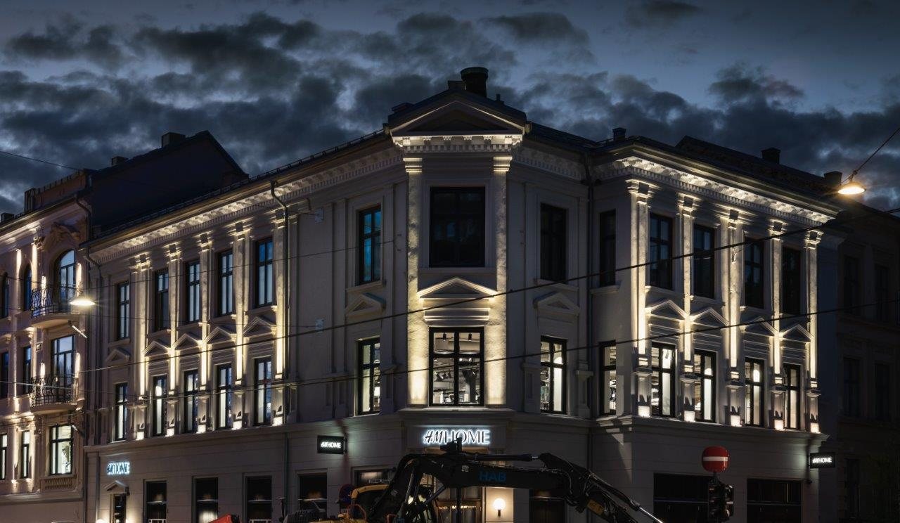 Valkyrien kjøpesenter på Majorstuen i Oslo, med opplyst fasade i kveldslys